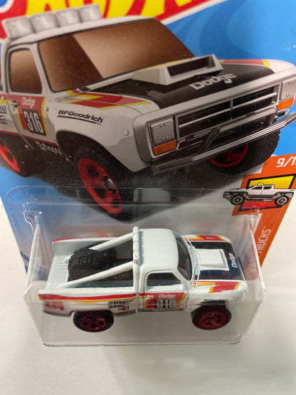Hot Wheels 1/64 ‘87 Dodge D100 White - Damaged Box