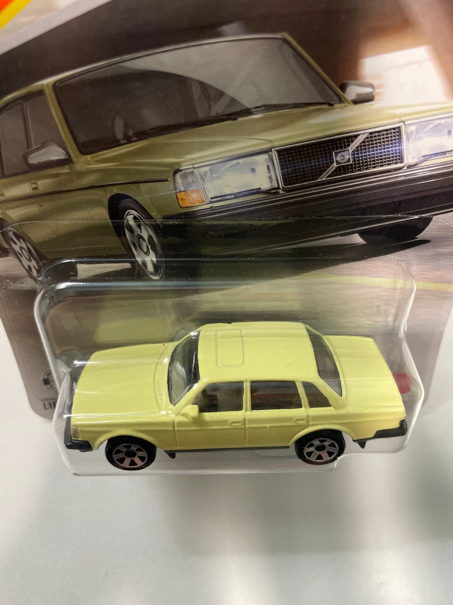 Matchbox 1/64 1986 Volvo 240 Yellow
