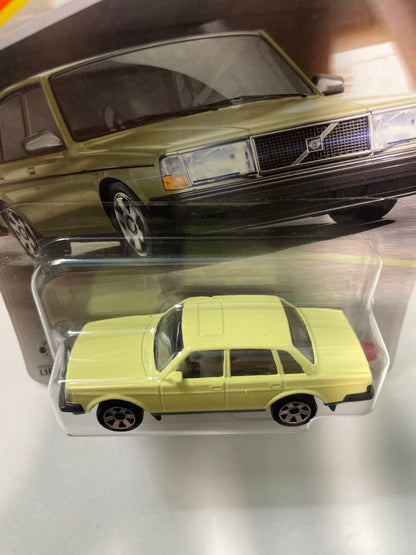 Matchbox 1/64 1986 Volvo 240 Yellow