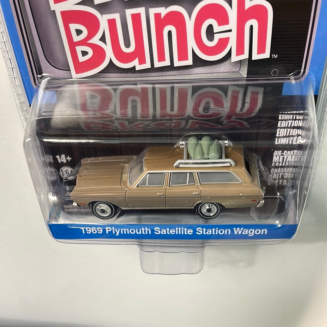 Greenlight Hollywood 1/64 The Brady Bunch 1969 Plymouth Satellite Station Wagon Brown (Dirt Road Version)
