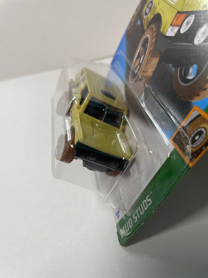 Hot Wheels 1/64 Range Rover Classic Yellow - Damaged Box