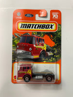 Matchbox 1/64 1965 Ford C900 Red