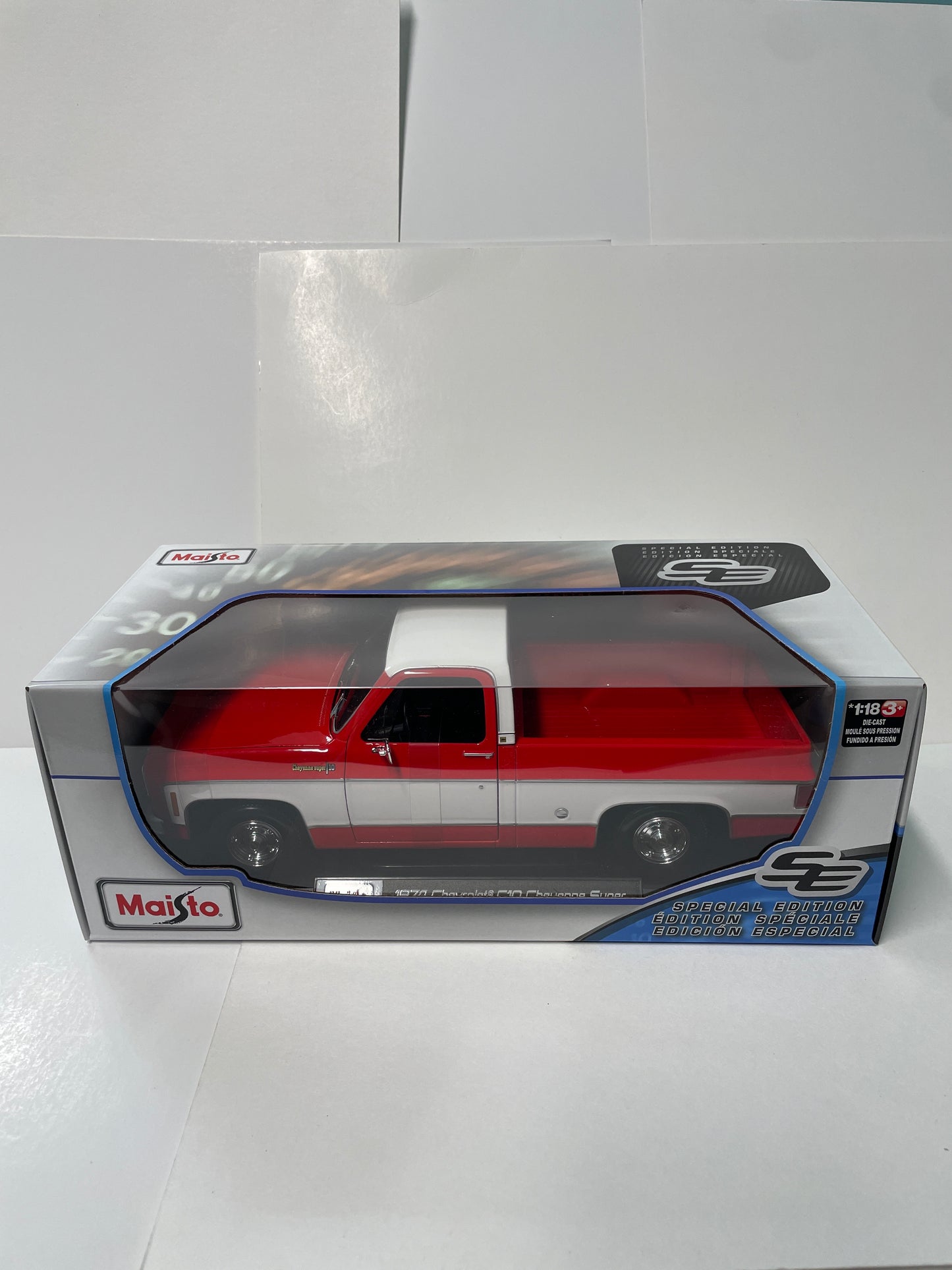 Maisto 1/18 1974 Chevrolet C10 Cheyenne Super Red & White