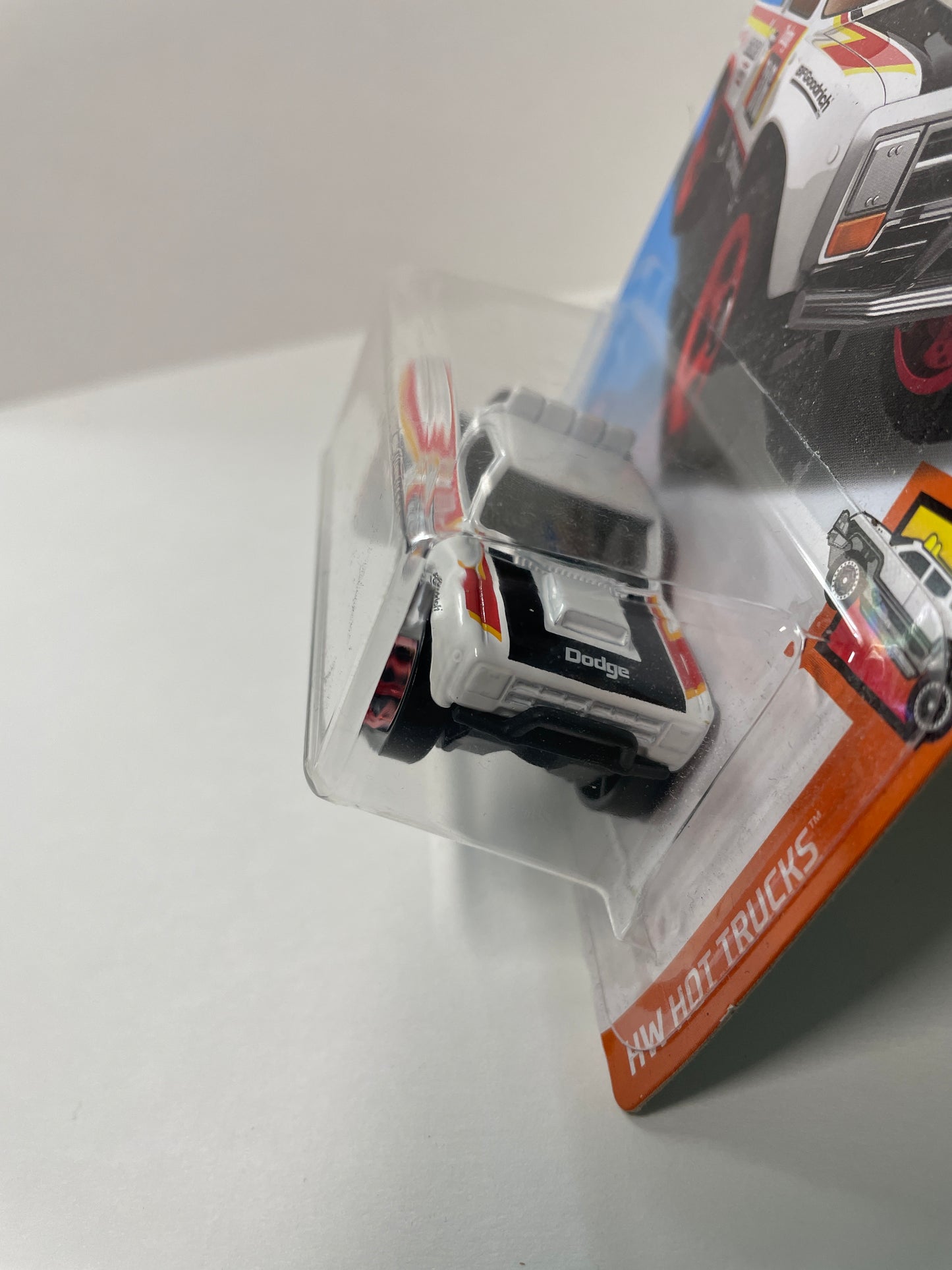 Hot Wheels 1/64 ‘87 Dodge D100 White - Damaged Box