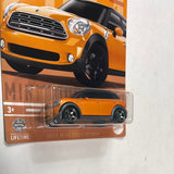 Matchbox 1/64 Mini Series 2011 Mini Countryman Orange