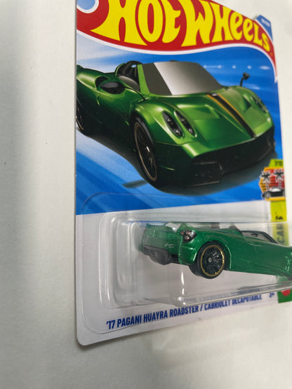 Hot Wheels 1/64 ‘17 Pagani Huayra Roadster / Cabriolet Décapotable Green - Damaged Box