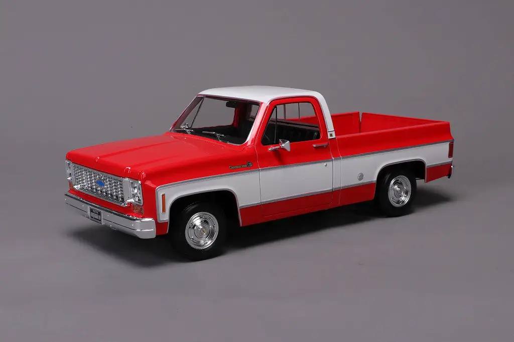 Maisto 1/18 1974 Chevrolet C10 Cheyenne Super Red & White