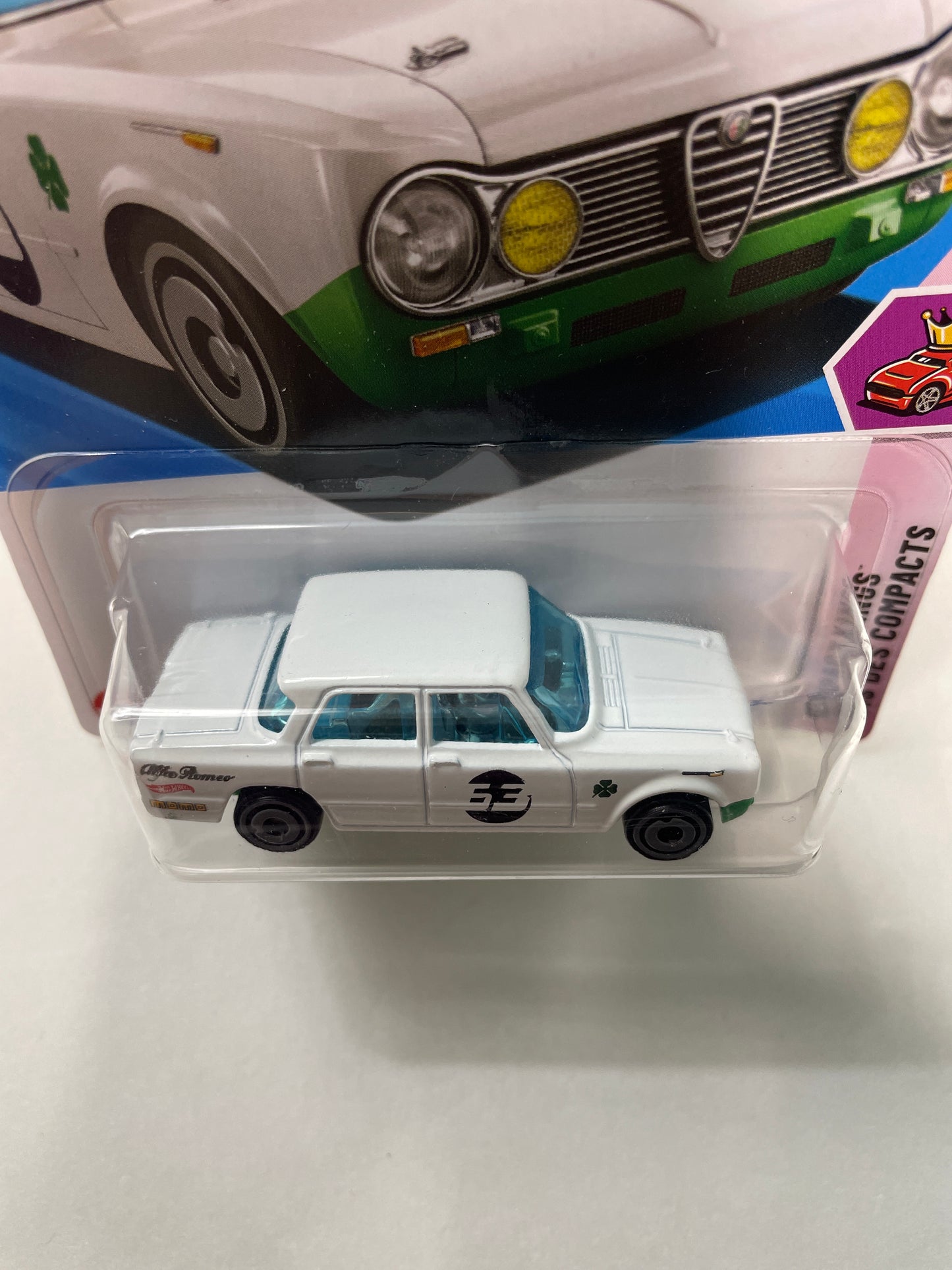 Hot Wheels 1/64 Alfa Romeo Giulia TI Super White - Damaged Box