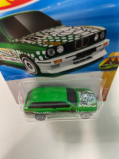 Hot Wheels 1/64 BMW M3 Wagon/ Remorque Green -Damaged Box