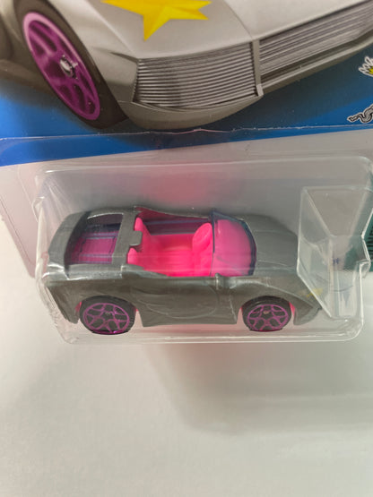 Hot Wheels 1/64 Barbie Extra