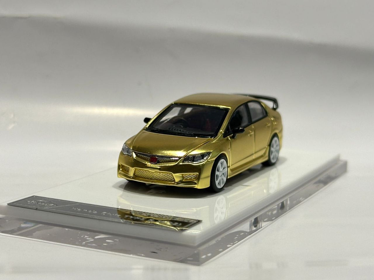 Motorhelix 1/64  Honda Civic Type R (FD2) Customized Chrome Paint Gold - The Diecast Expo 2025 Singapore Dinner Exclusive