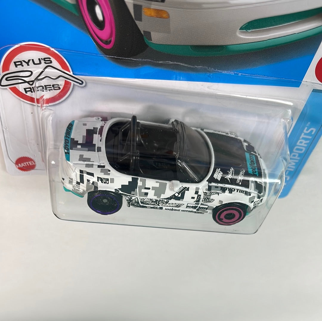 *Japan Card* Hot Wheels 1/64 ‘91 Mazda MX-5 Miata White - Damaged Card