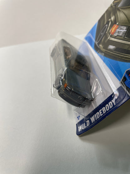 Hot Wheels 1/64 ‘89 Mercedes-Benz 560 Sec AMG Silver/Gold - Damaged Box
