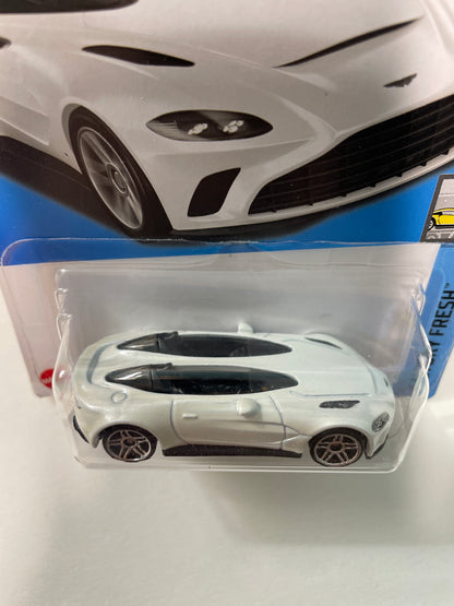 Hot Wheels 1/64 Aston Martin V12 Speedster White - Damaged Box