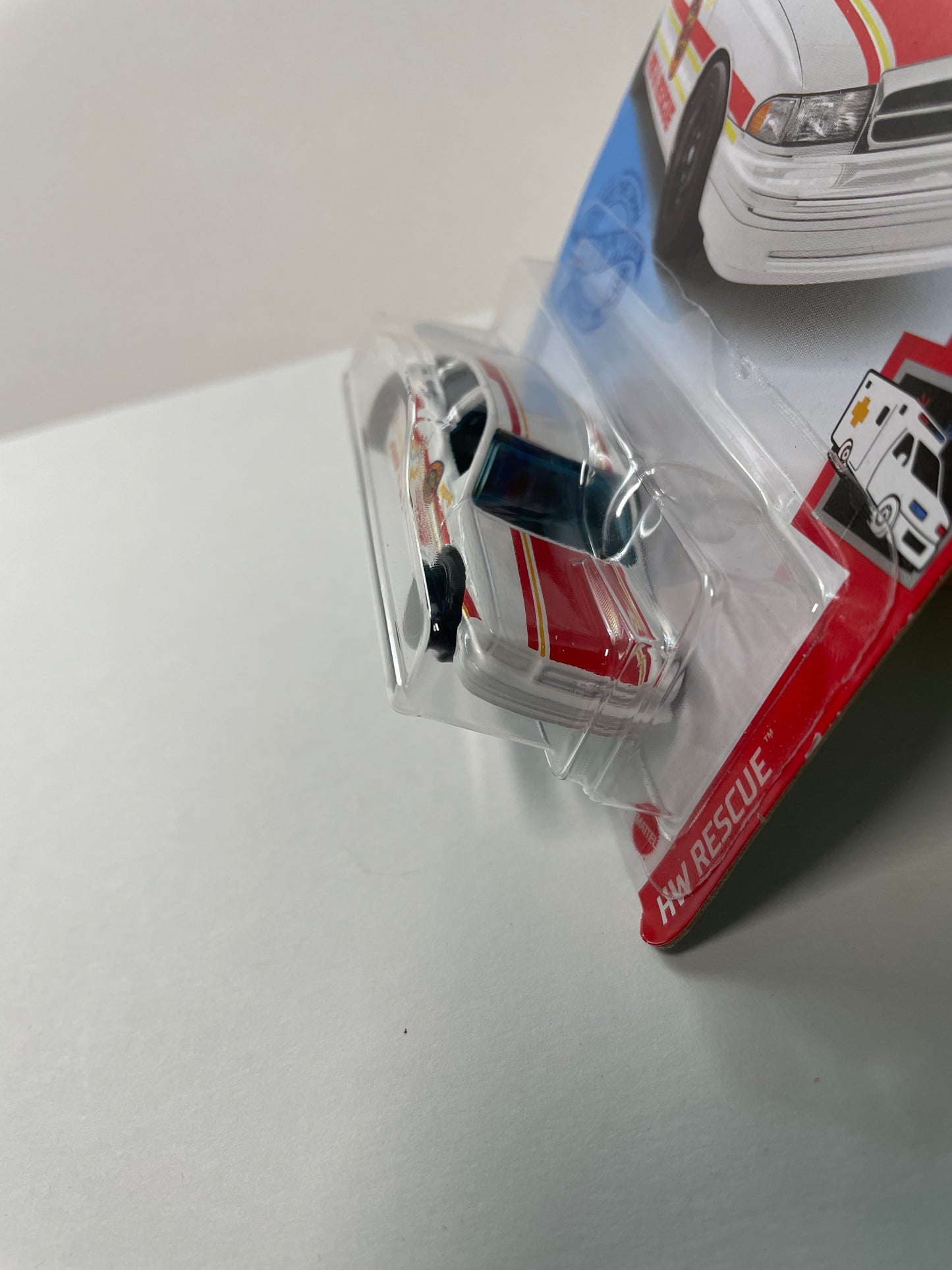 Hot Wheels 1/64 ‘96 Chevrolet Impala SS White - Damaged Box