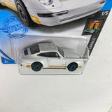 Hot Wheels 1/64 ‘96 Porsche Carrera White