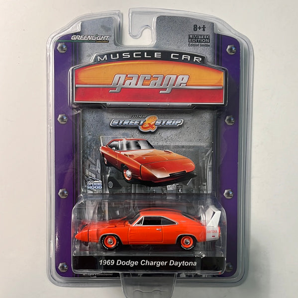 1/64 Greenlight Muscle Car Garage Dodge Charger Daytona Orange