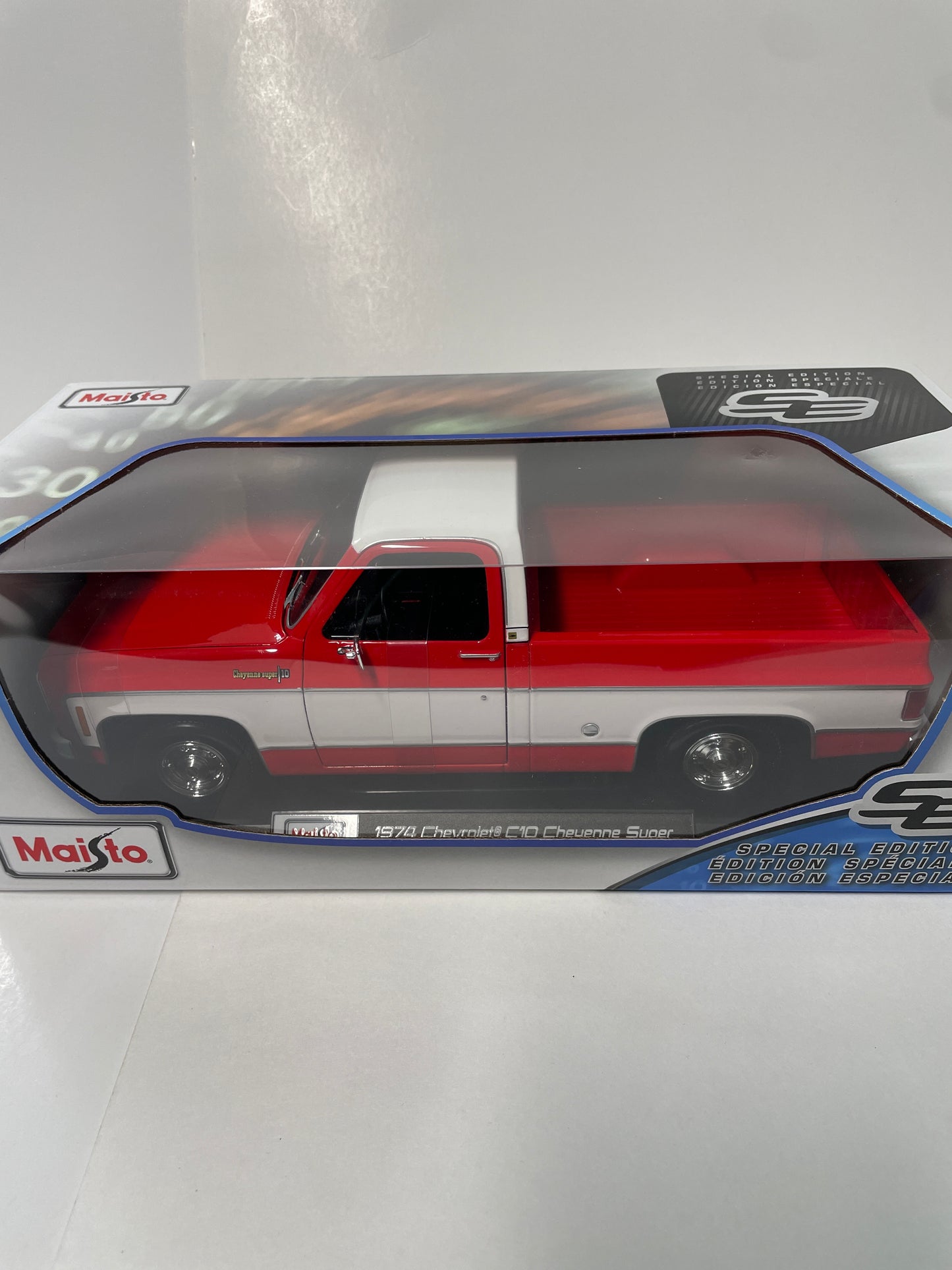 Maisto 1/18 1974 Chevrolet C10 Cheyenne Super Red & White