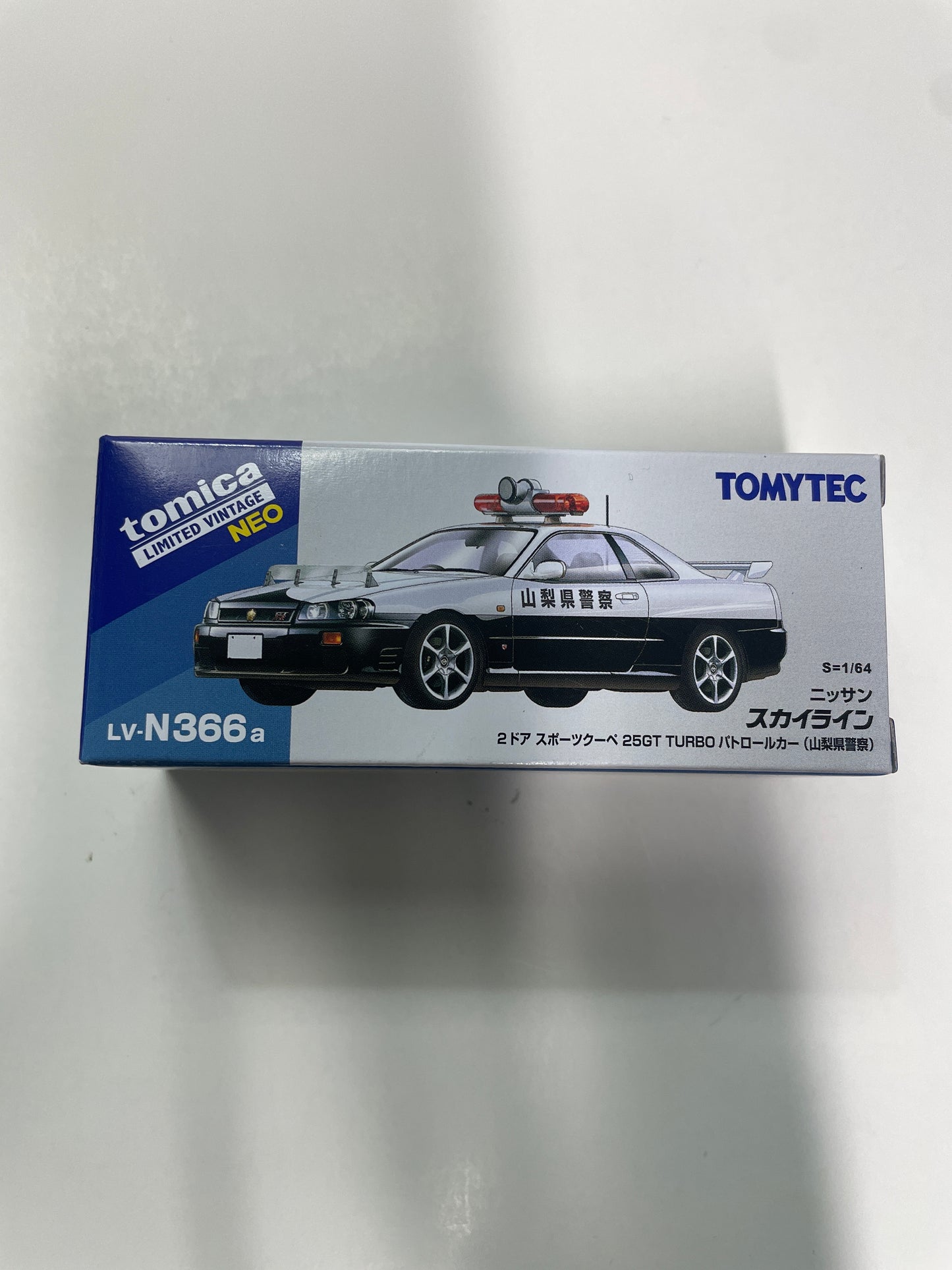 Tomica Limited Vintage Neo 1/64 LV-N366a Nissan Skyline 2-Door Sports Coupe 25GT TURBO Patrol Car (Yamanashi Prefectural Police) Black & White