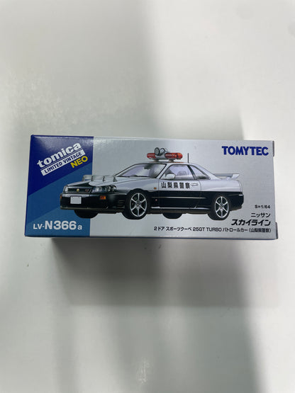 Tomica Limited Vintage Neo 1/64 LV-N366a Nissan Skyline 2-Door Sports Coupe 25GT TURBO Patrol Car (Yamanashi Prefectural Police) Black & White