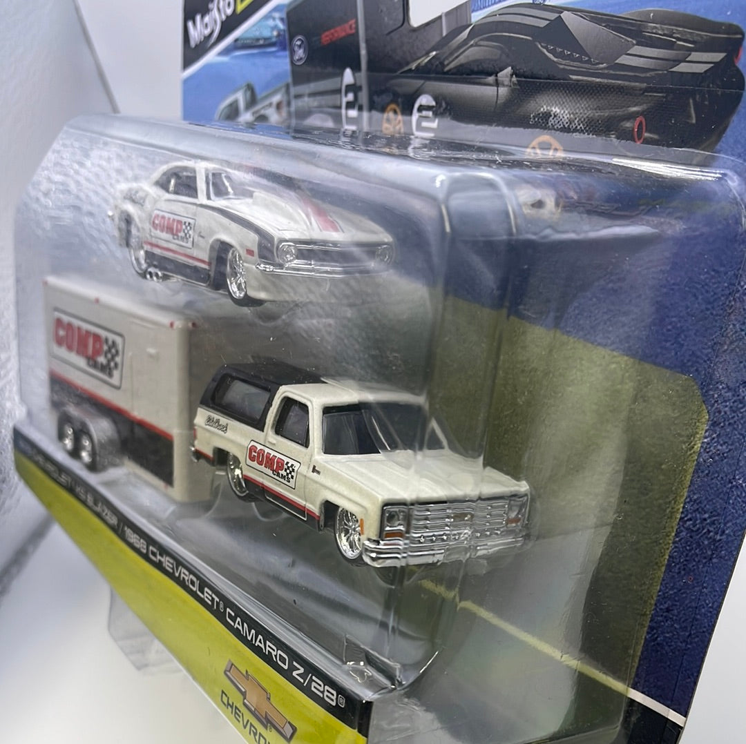 Maisto Design 1/64 Team Haulers 1979 Chevrolet K5 Blazer/ 1968 Chevrolet Camaro Z/28 White - Damaged Card