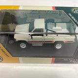 Para64 1/64 1984 Toyota Hilux Single Cab White