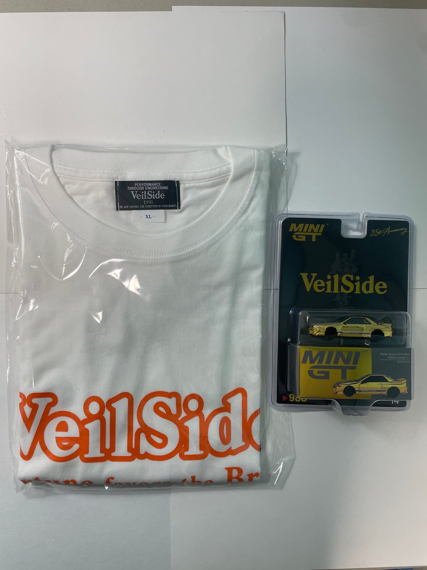 Mini GT 1/64 2026 Tokyo Auto Salon Nissan Skyline GT-R (R32) VeilSide Combat C-1 Gold Chrome & XL T-Shirt - MGT00988-BL - Damaged Car (Read description)