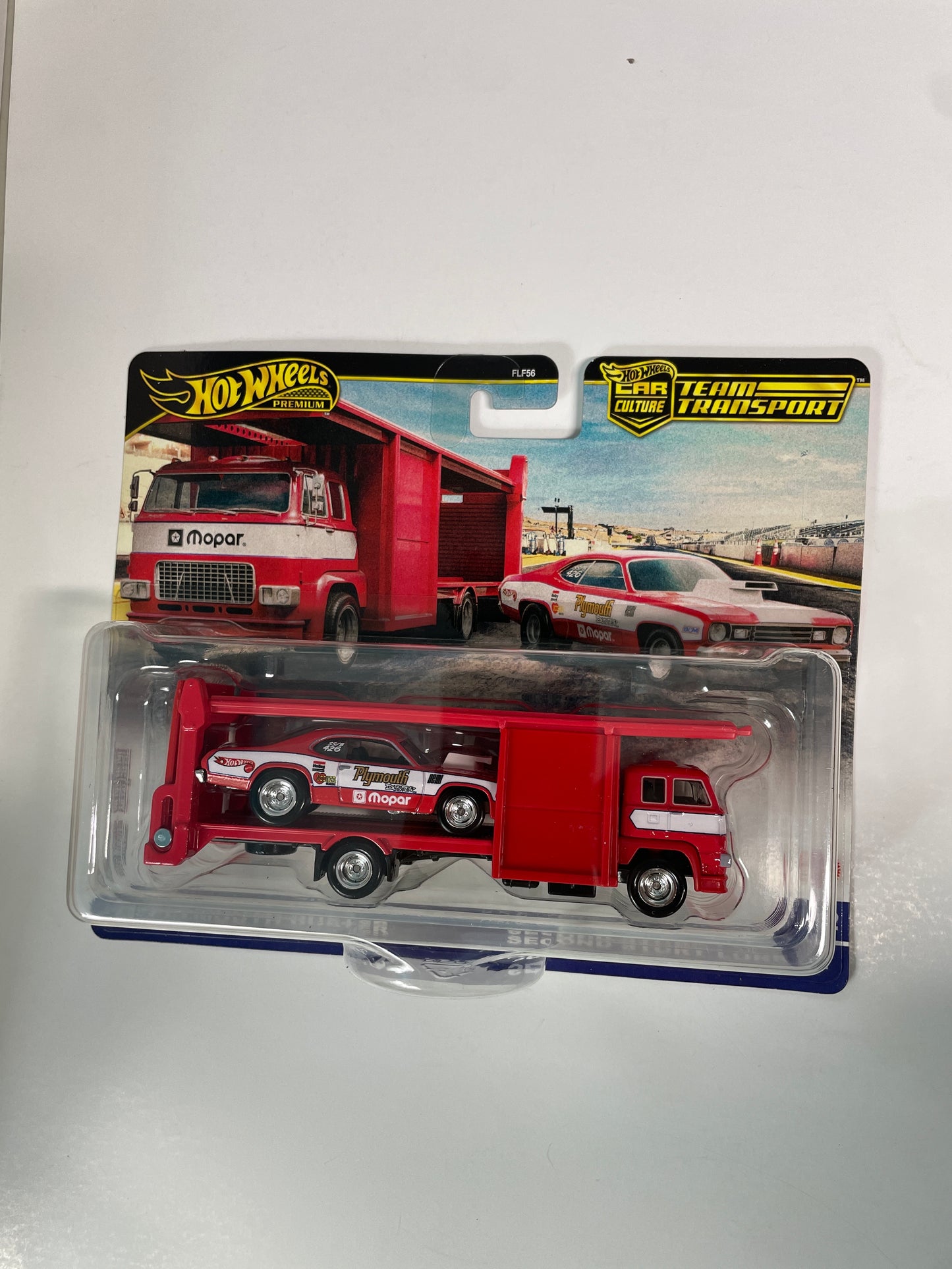 Hot Wheels 1/64 Car Culture Team de Transport G Case '73 Plymouth Duster w/ Second Story Lorry Red
