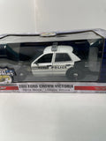 Greenlight 1/24 Hot Pursuit 2011 Ford Crown Victoria Police Black & White