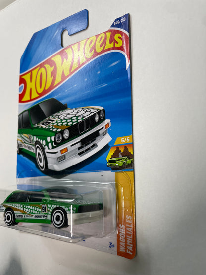 Hot Wheels 1/64 BMW M3 Wagon/ Remorque Green -Damaged Box