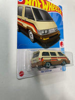 Hot Wheels 1/64 1986 Toyota Van Brown - Damaged Box