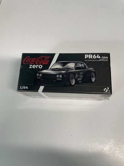 Pop Race x Tiny 1/64 COCA COLA Nissan SKYLINE GT-R V8 DRIFT (HAKOSUKA) CHROME BLACK - PR64-0144