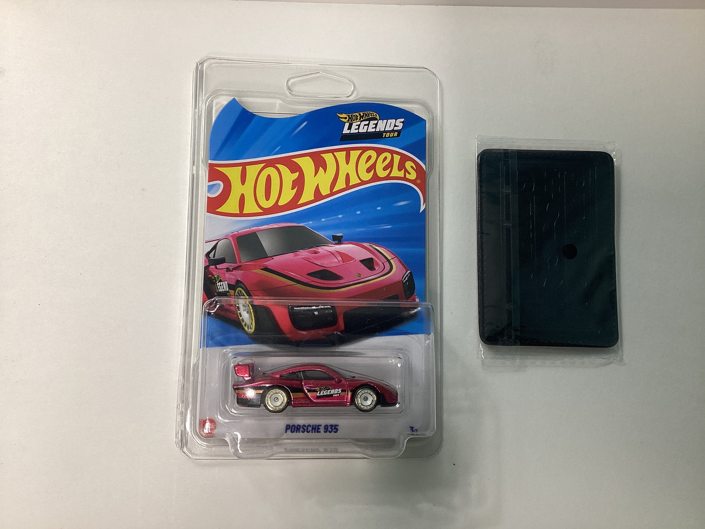 Hot Wheels 1/64 Legends Tour Porsche 935 Pink w/ Wallet