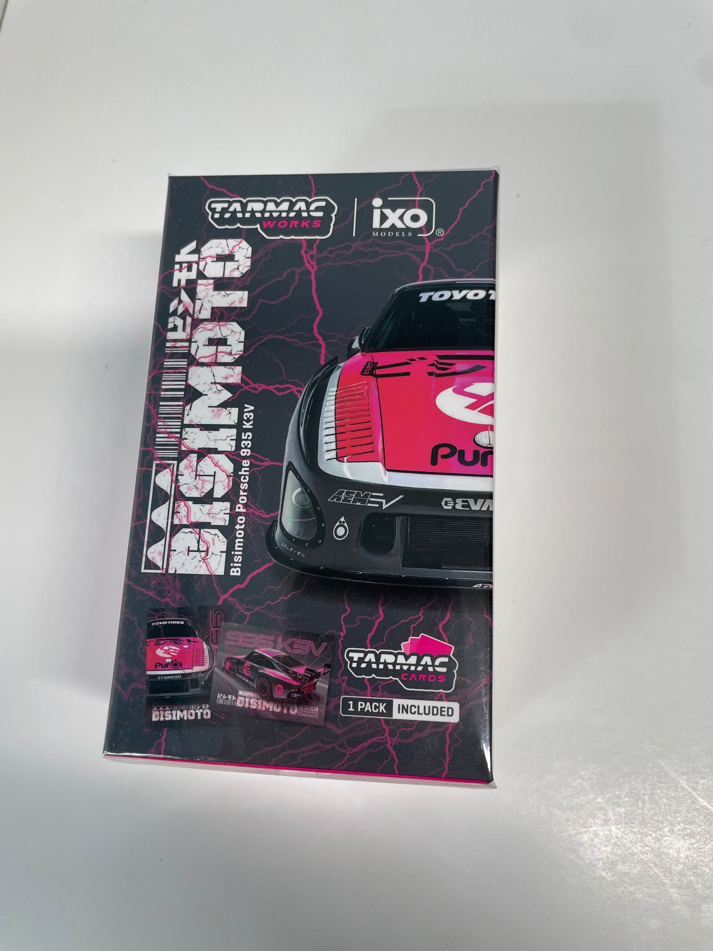 Tarmac Works x iXO Models 1/64 Bisimoto Porsche 935 K3V with Tarmac Cards Combo Set Pink - T64-079-K3V- HOBBY64