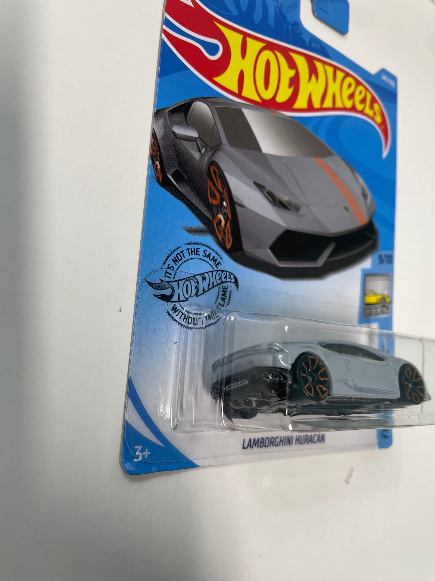 Hot Wheels 1/64 Lamborghini Huracan Grey - Damaged Box