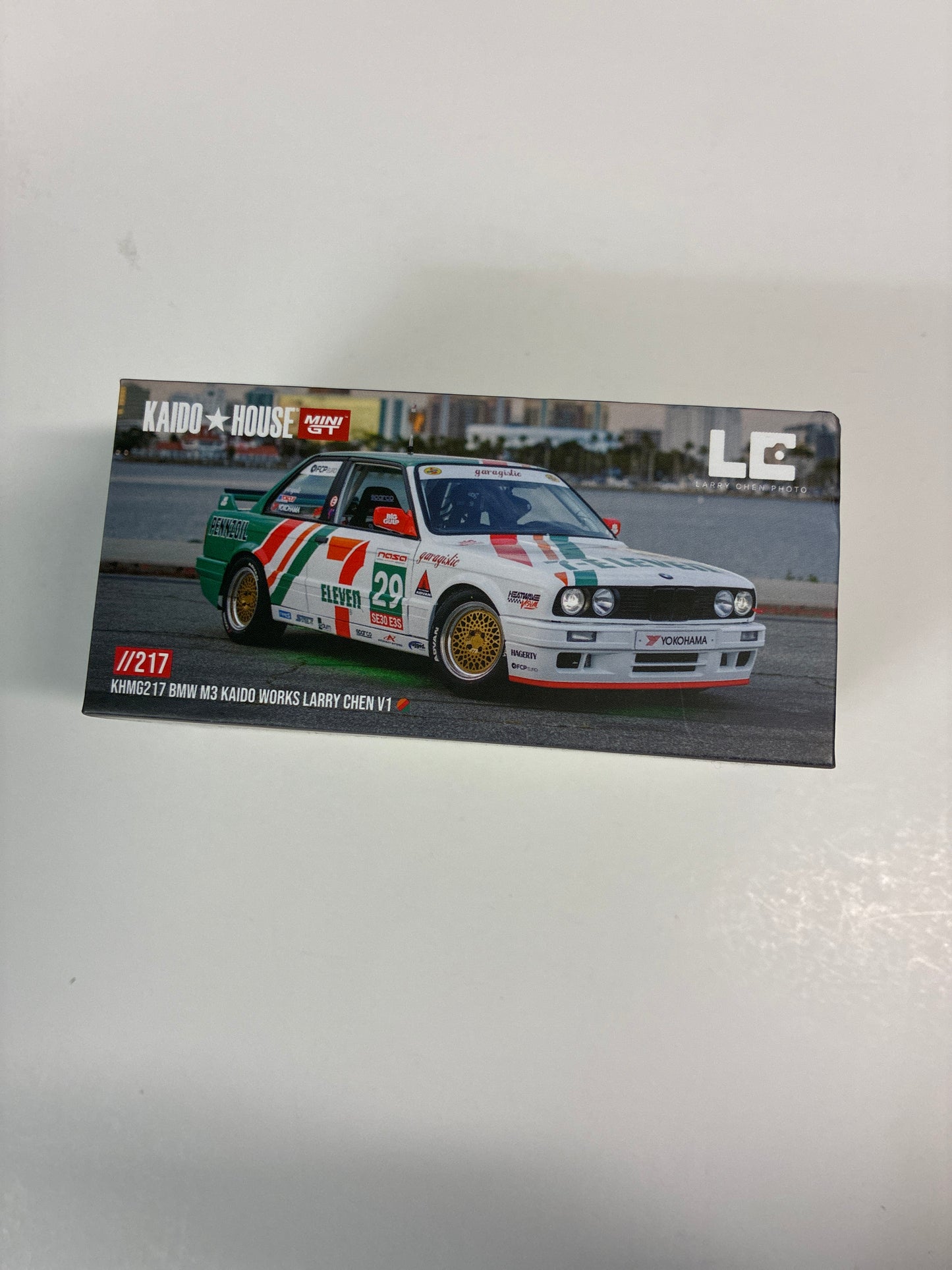 *Chase* Mini GT x Kaido House 1/64 BMW M3 KAIDO WORKS LARRY CHEN V1 White & Green - KHMG217 - Damaged Box