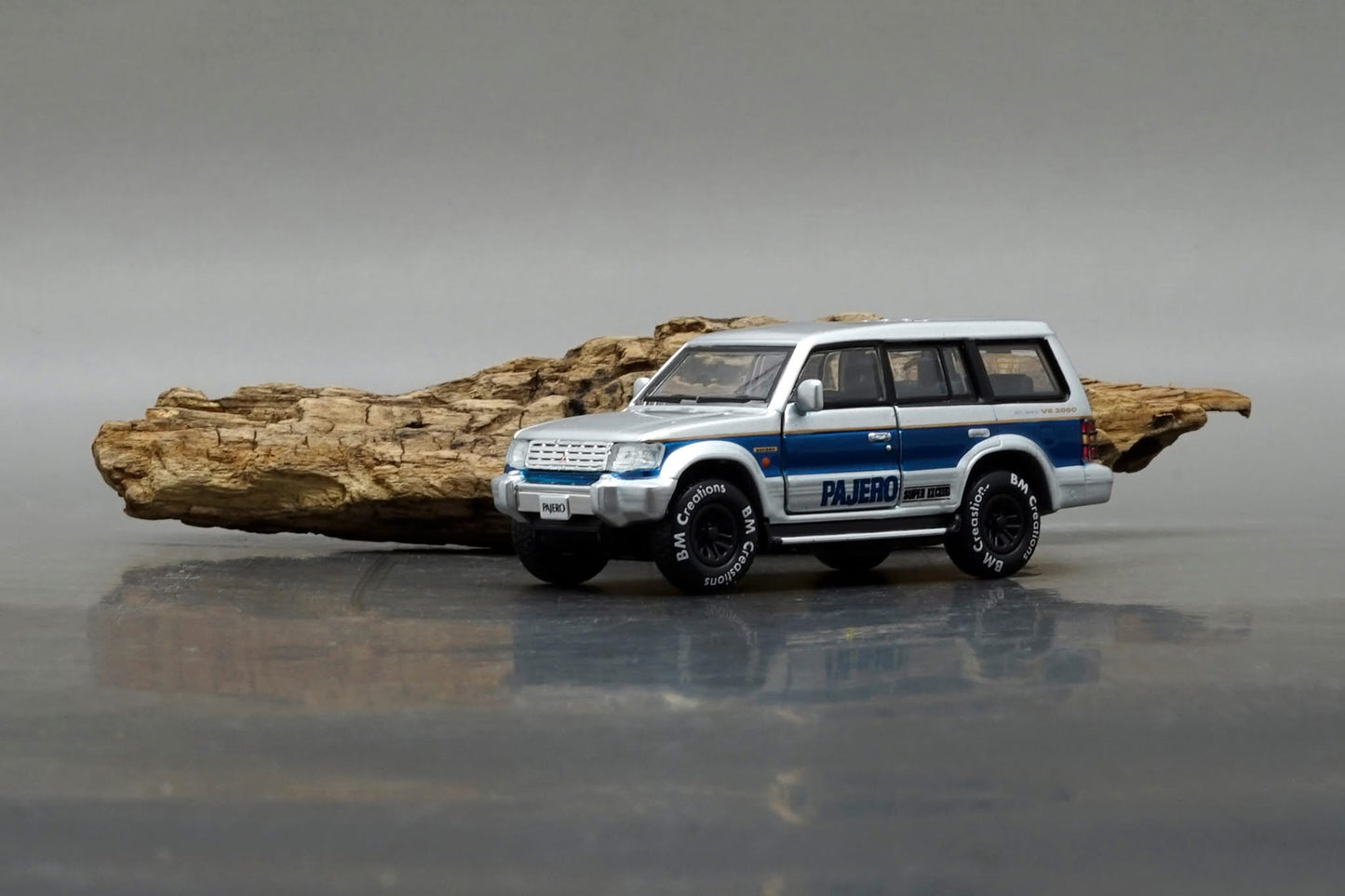 BM Creations 1/64 Mitsubishi Pajero Super Exceed Silver & Blue