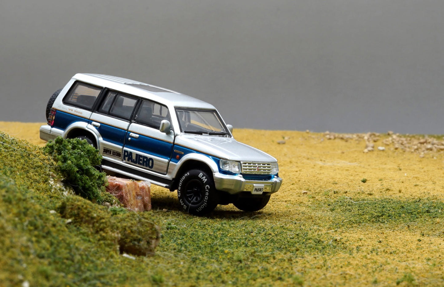 BM Creations 1/64 Mitsubishi Pajero Super Exceed Silver & Blue