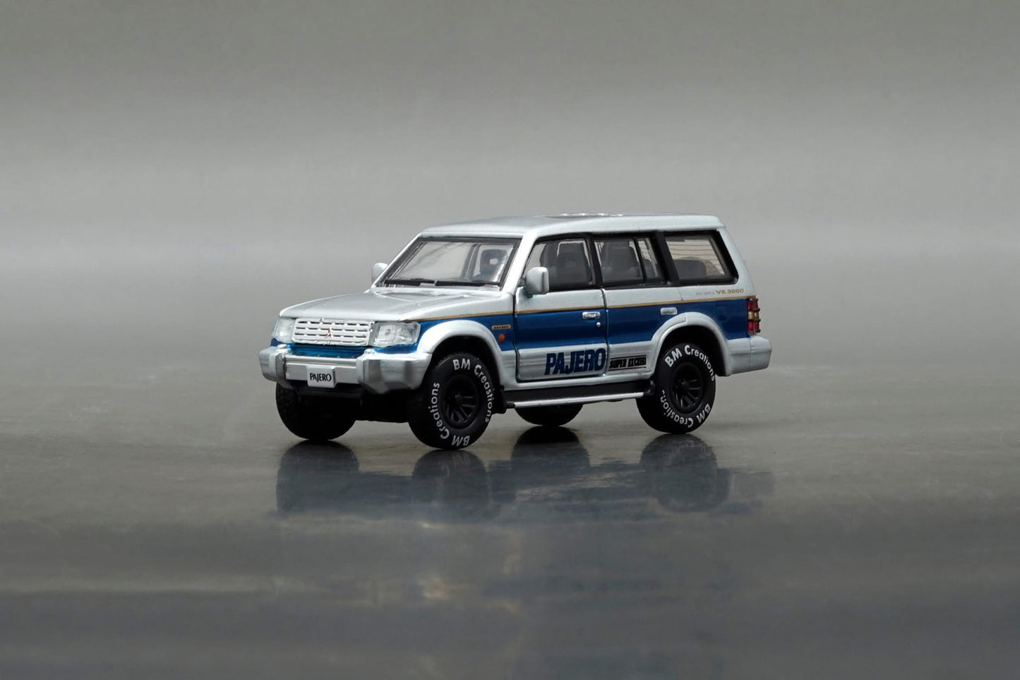 BM Creations 1/64 Mitsubishi Pajero Super Exceed Silver & Blue
