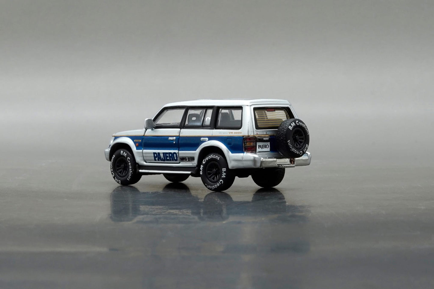 BM Creations 1/64 Mitsubishi Pajero Super Exceed Silver & Blue