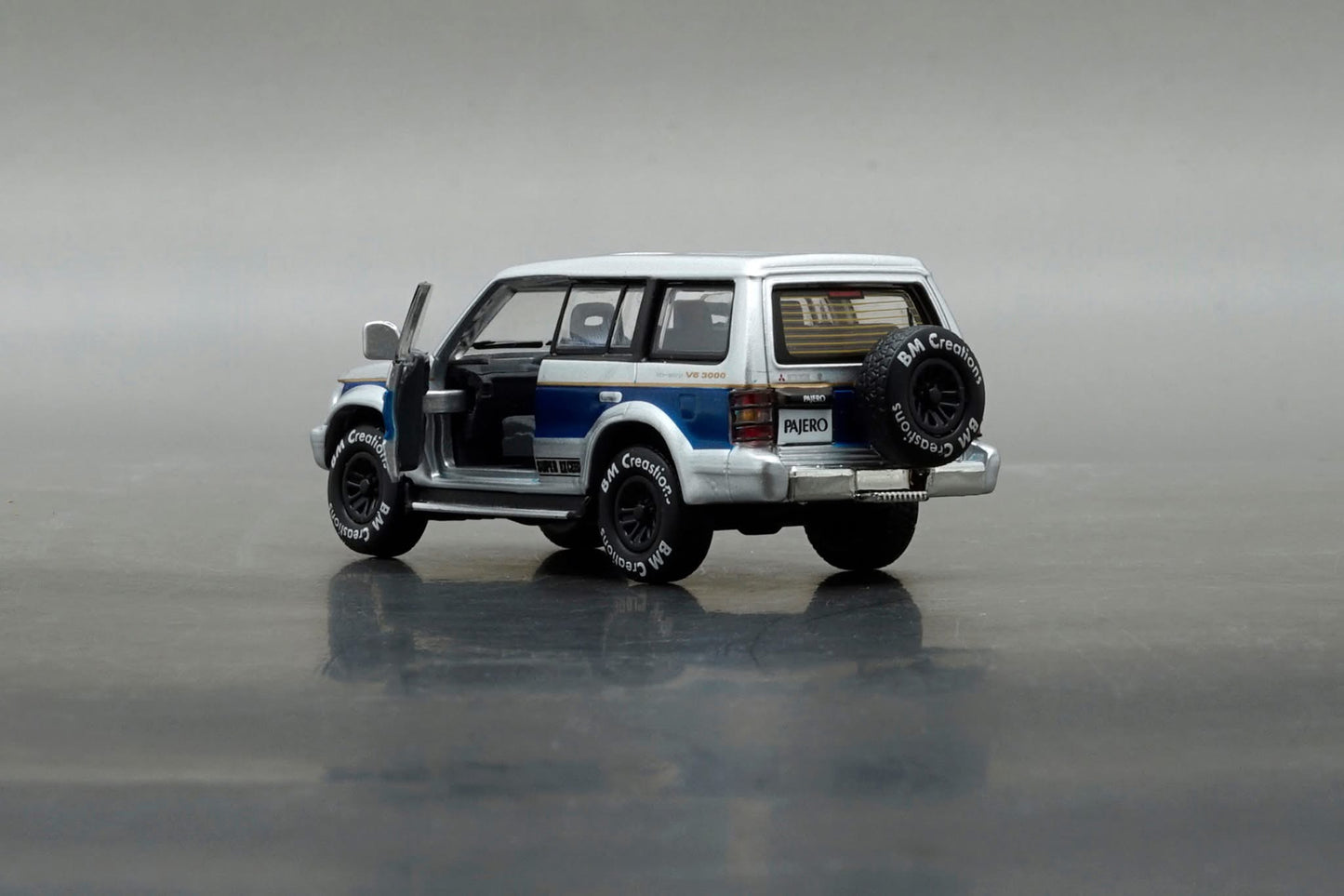 BM Creations 1/64 Mitsubishi Pajero Super Exceed Silver & Blue