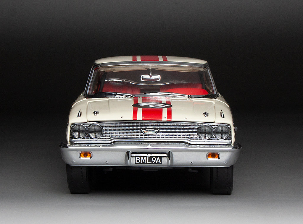1/18 Sunstar 1963 Ford Galaxie 500/XL Racing #45 Jack Sears Winner 1963 British Saloon Car Championship