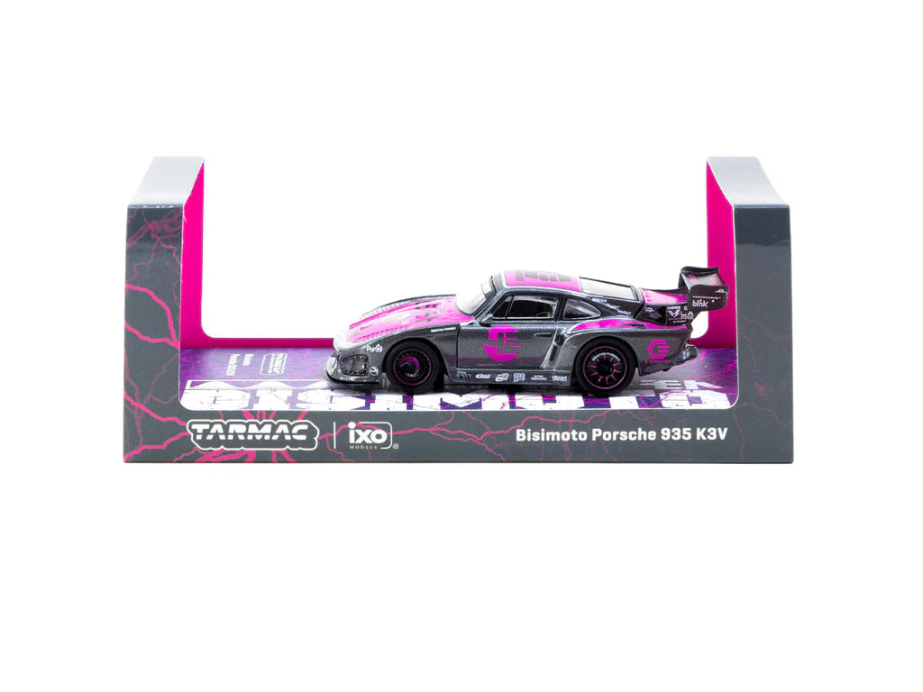 Tarmac Works x iXO Models 1/64 Bisimoto Porsche 935 K3V with Tarmac Cards Combo Set Pink - T64-079-K3V- HOBBY64