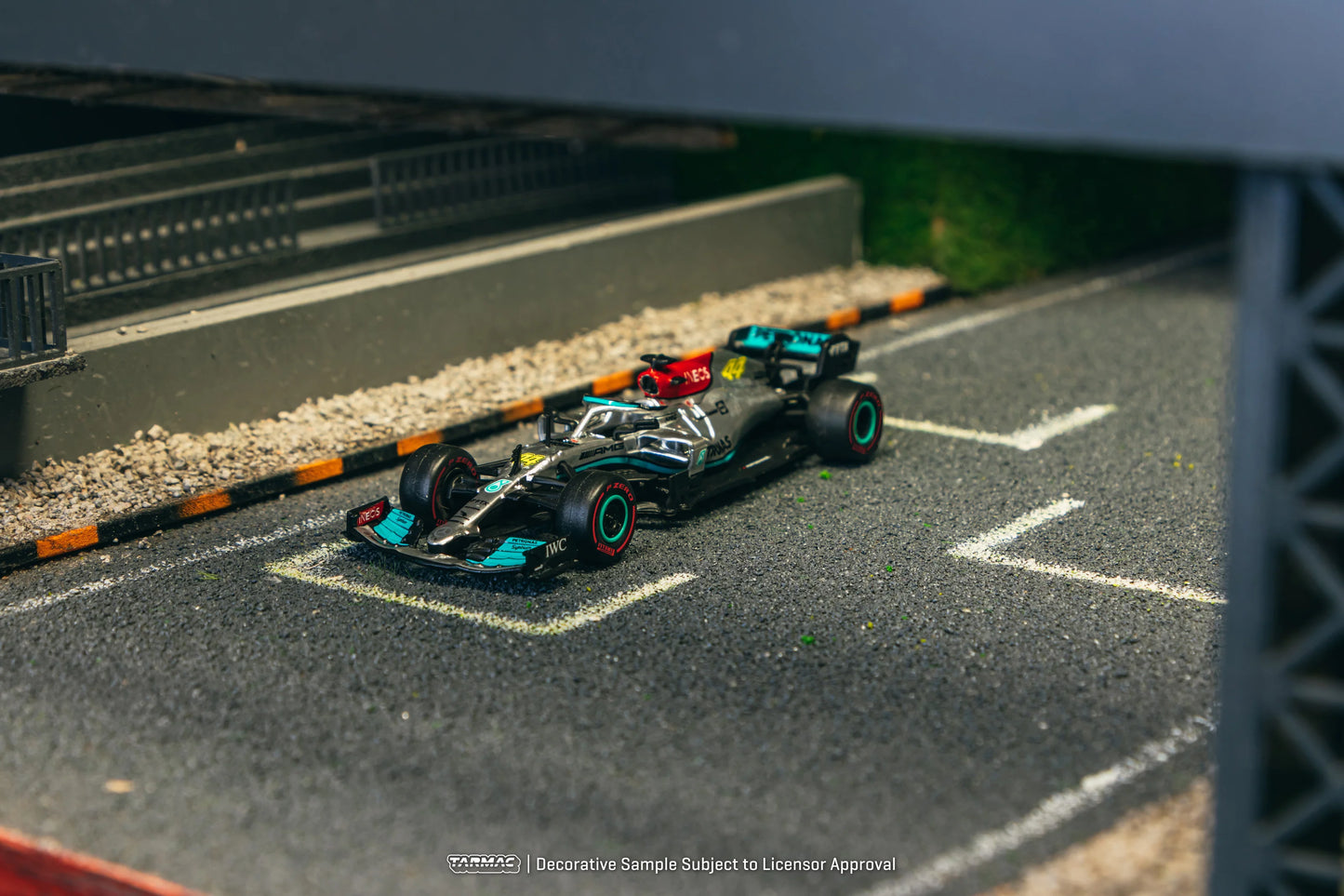 Tarmac Works x iXO Models 1/64 Mercedes-AMG F1 W12 E Performance Las Vegas Grand Prix Launch Party Black & Silver - GLOBAL64 - T64G-F037-LV