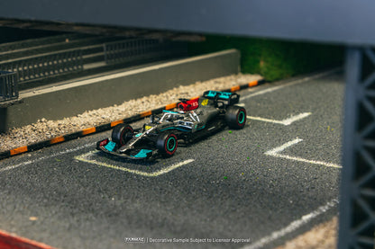 Tarmac Works x iXO Models 1/64 Mercedes-AMG F1 W12 E Performance Las Vegas Grand Prix Launch Party Black & Silver - GLOBAL64 - T64G-F037-LV