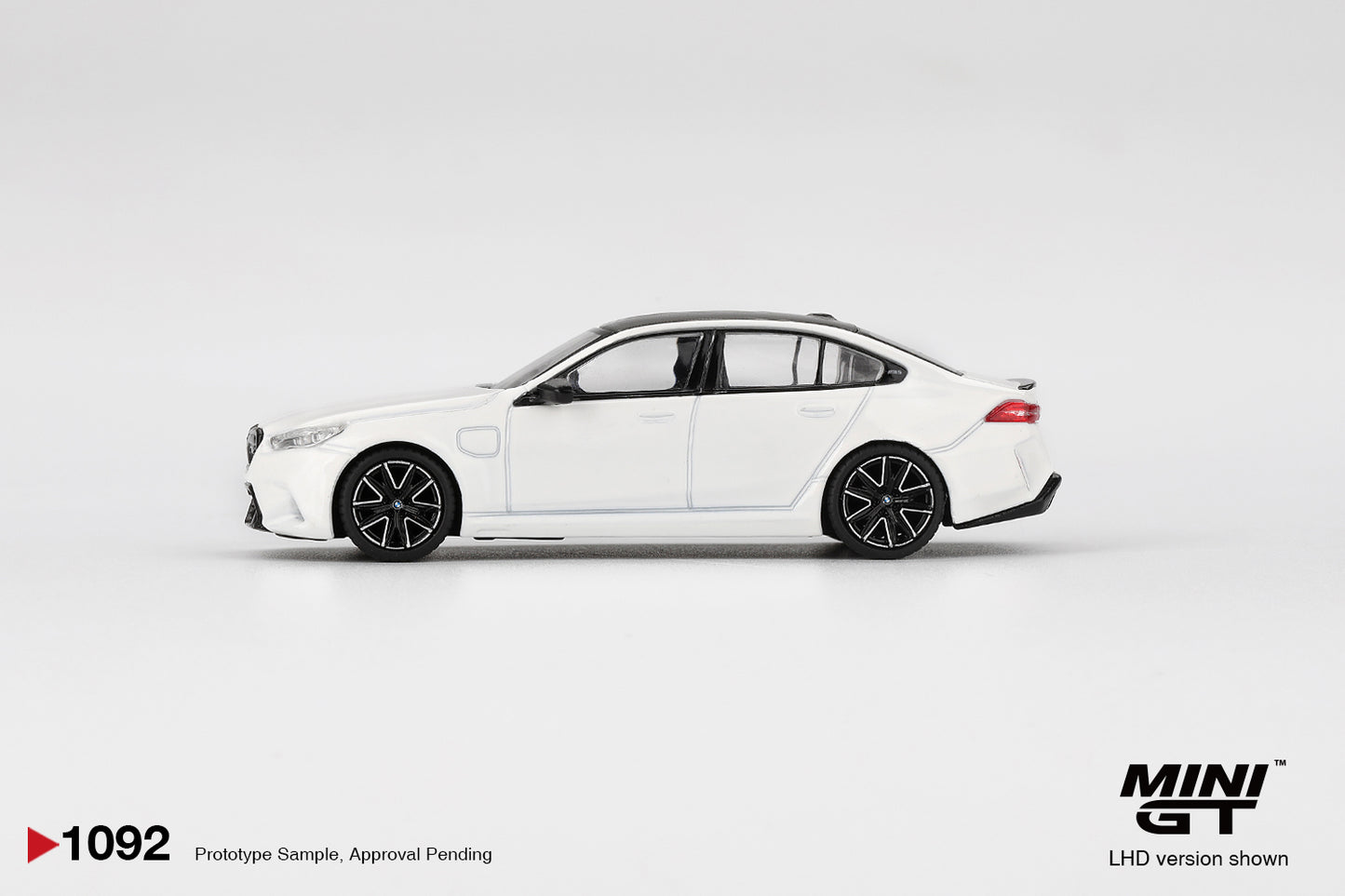 Mini GT 1/64 BMW M5 Alpine White - MGT01092