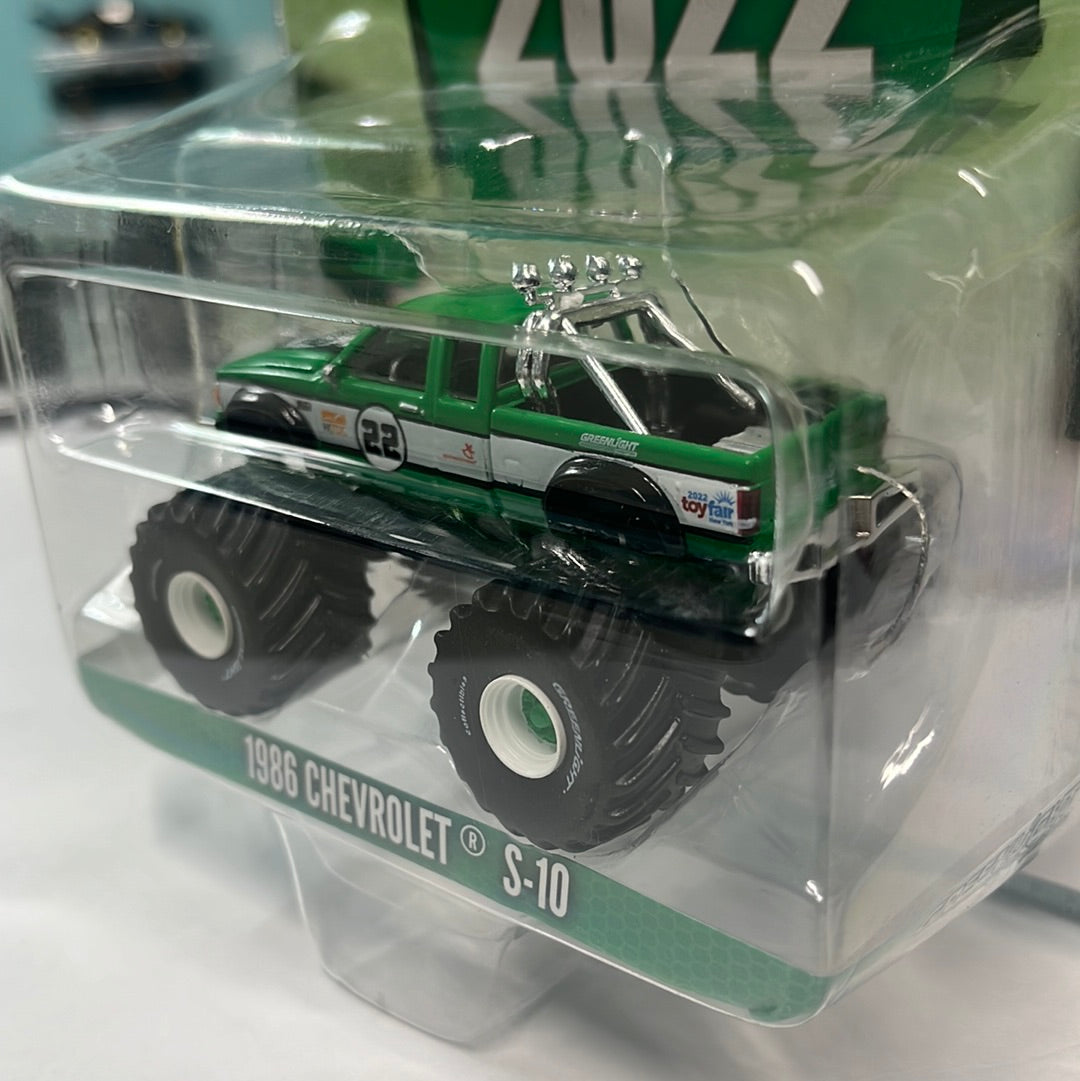 Greenlight 1/64 1986 Chevrolet S-10 Monster Truck - Trade Show Exclusive 2022 Green