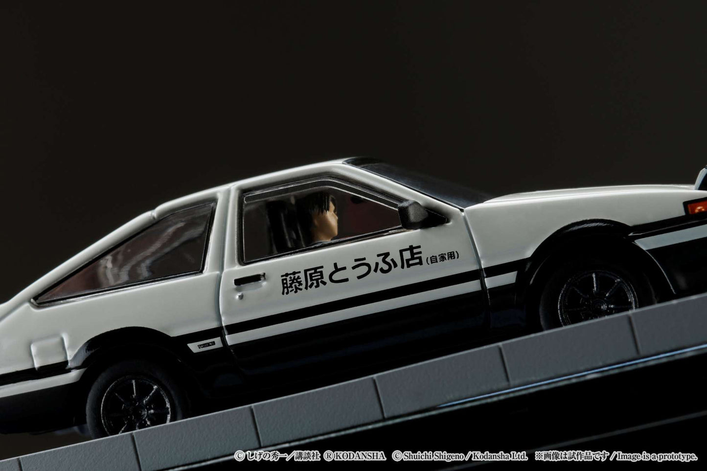 Hobby Japan 1/64 Initial D Toyota Sprinter Trueno GT Apex AE86 / Ryosuke Takahashi vs Takumi Fujiwara w/ Driver