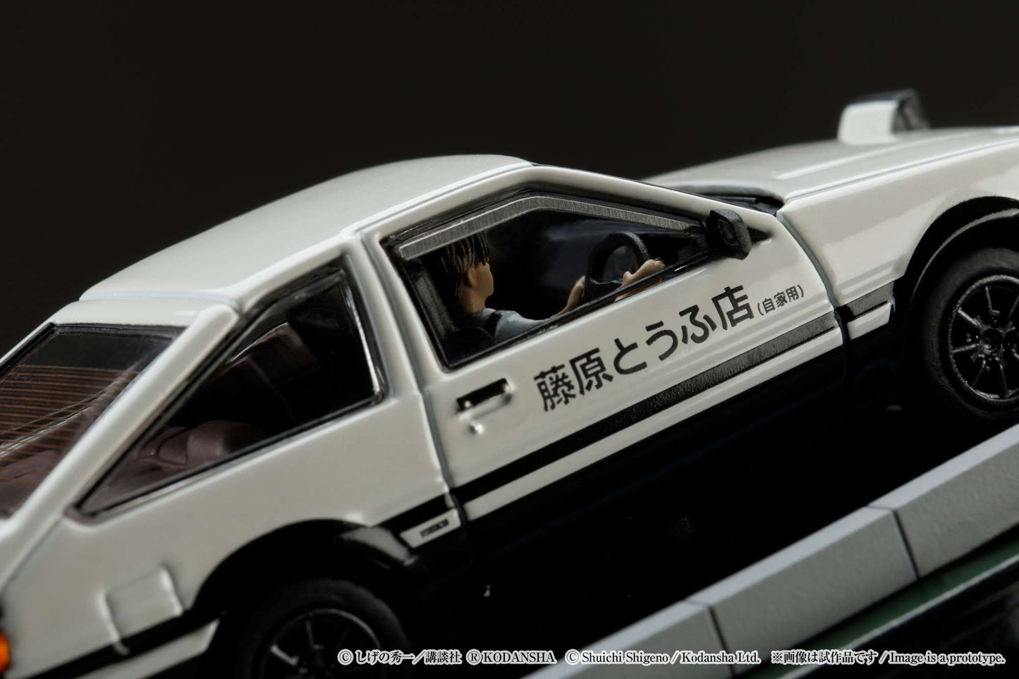 Hobby Japan 1/64 Initial D Toyota Sprinter Trueno GT Apex AE86 / Ryosuke Takahashi vs Takumi Fujiwara w/ Driver