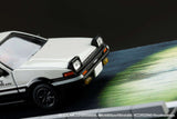 Hobby Japan 1/64 Initial D Toyota Sprinter Trueno GT Apex AE86 / Ryosuke Takahashi vs Takumi Fujiwara w/ Driver